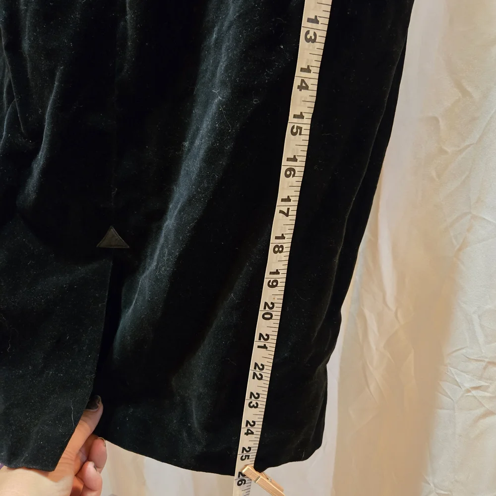 Elegant Black Velvet Skirt - Picture 3 of 7